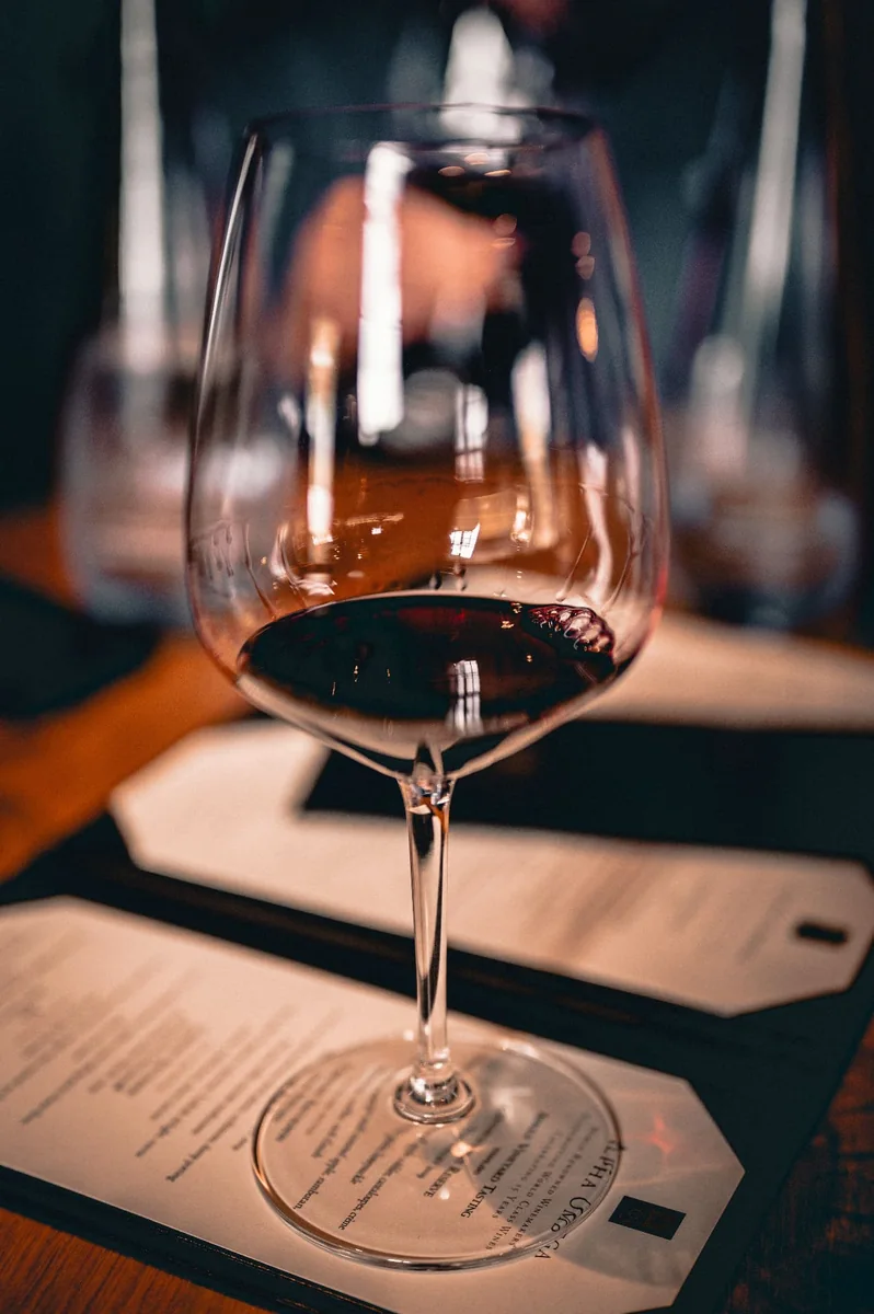 Verre de vin rouge posé sur un menu